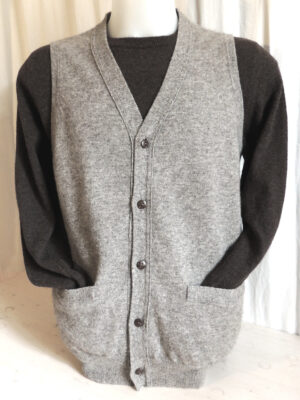 Gilet da uomo a "V" chiusura a bottoni. 60% Yak 40% pecora. Modello 6-32.